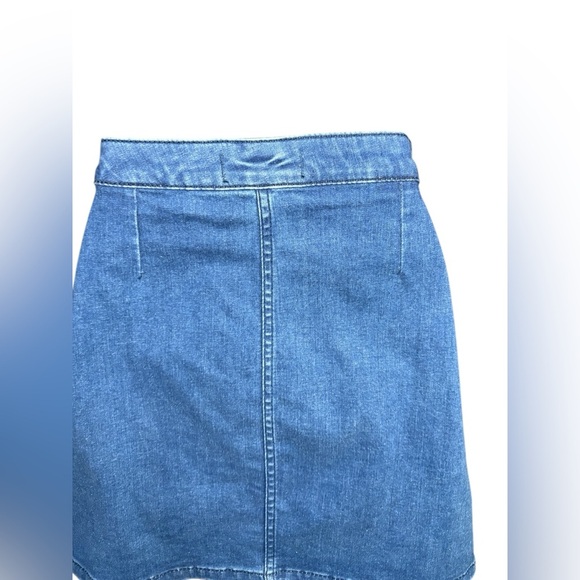 Free People We The Free Denim Mini Skirt.
Asymmetrical button snaps. Size 6 - Picture 5 of 9